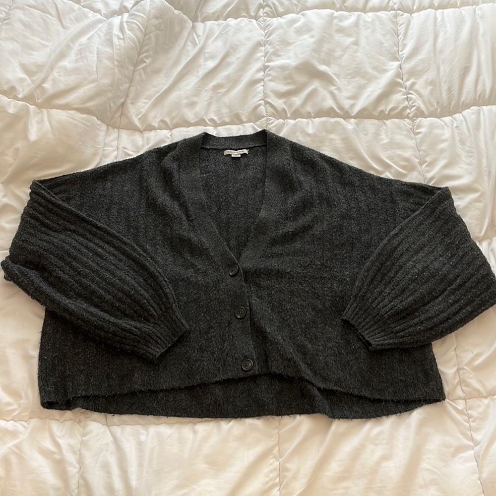 AMERICAN EAGLE OUTFITTERS DARK GRAY CROPPED BUTTONED BUBBLE SLEEVE CARDIGAN